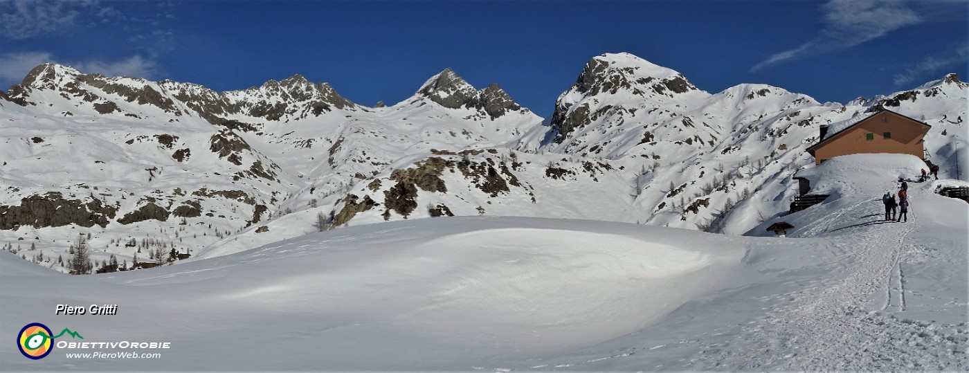 04 Impagabile lo spettacolo della conca del Calvi ammantata di neve.jpg